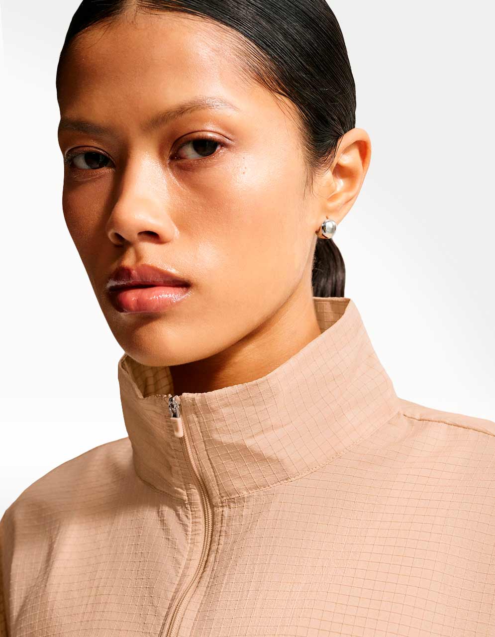Chamarra Nike W NSW Ltwt Ripswr Café - Mujer — imagen 3