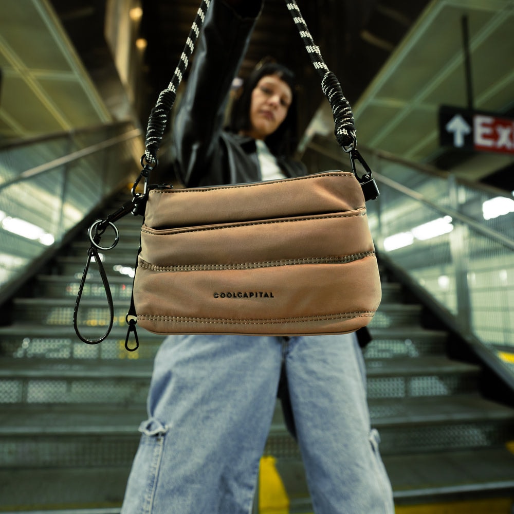 Crossbody Sora Bolsa Compacta Cool Capital Cafe — imagen 6