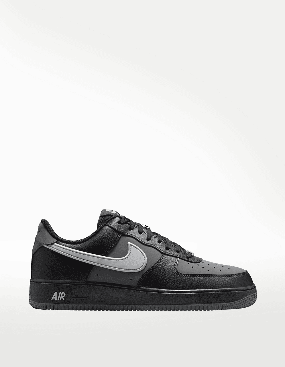 Tenis Nike Air Force 1 07 LV8 Negro - Hombre — imagen 2