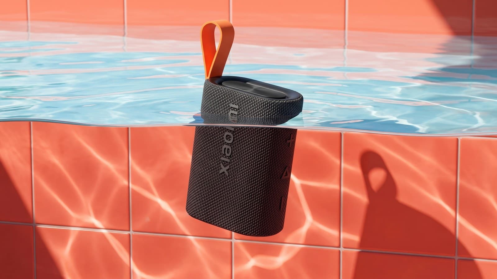 Bocina Xiaomi Sound Pocket flotando en una alberca