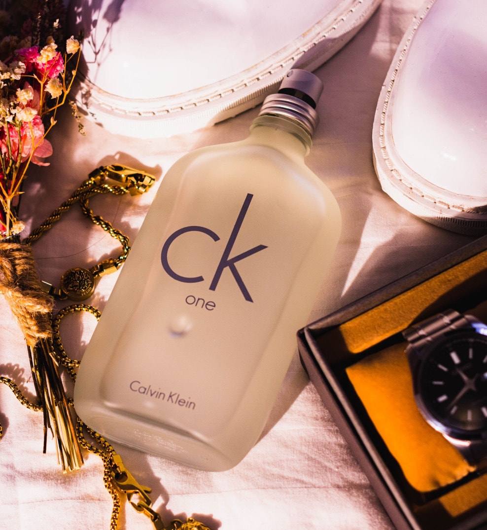 CK One 200 ml en agua clara sobre azulejo verde