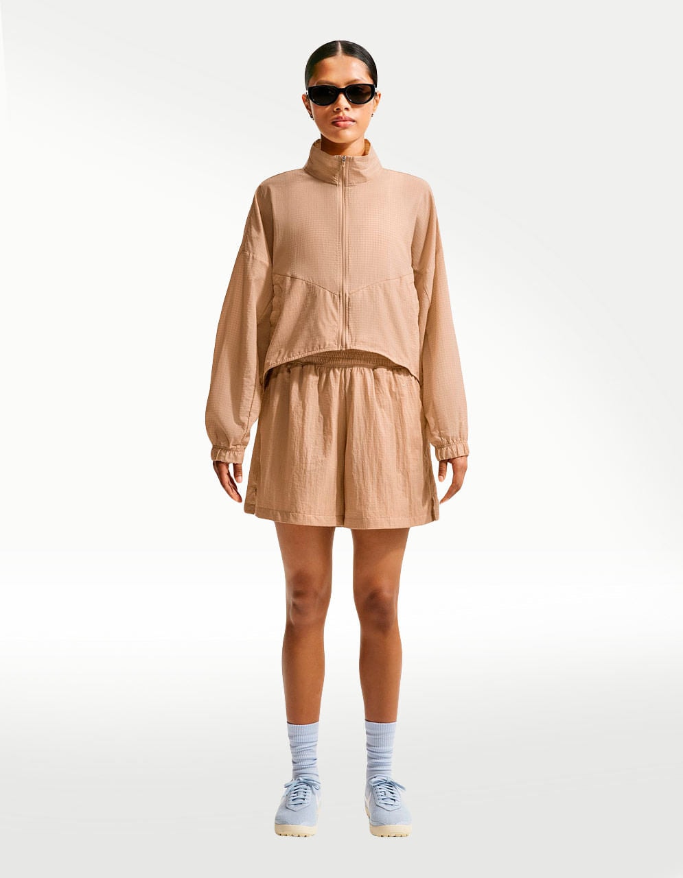 Chamarra Nike W NSW Ltwt Ripswr Café - Mujer — imagen 6