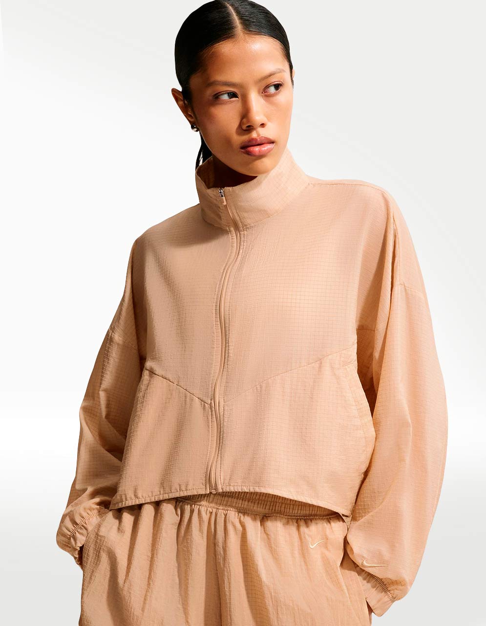 Chamarra Nike W NSW Ltwt Ripswr Café - Mujer — imagen 2